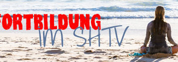 Person sitzt am Strand. Aufschrift "Deine Fortbildung im SHTV".