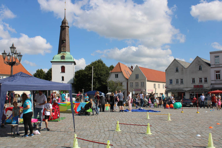 Tag des Sports – Glückstadts Markplatz wurde zum Kinderparadies