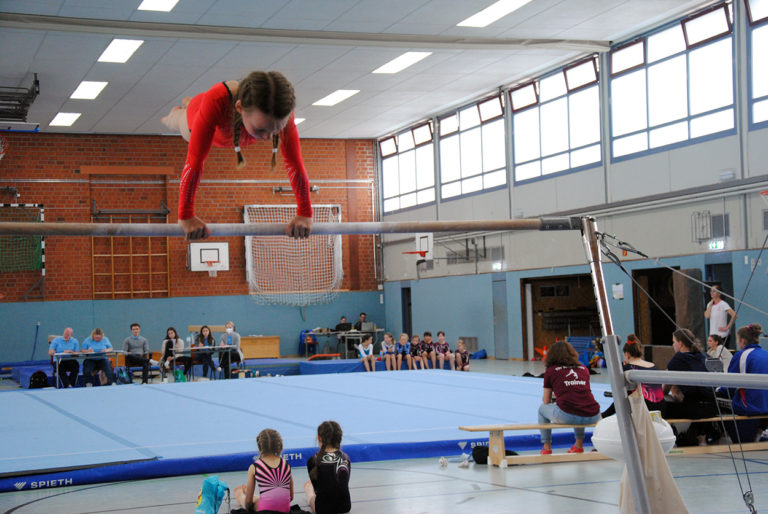 Kreismeisterschaften der Altersklassen- und Kür Turnerinnen