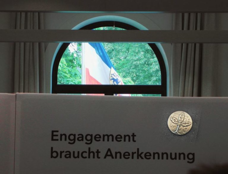 Sportverdienstnadel des Landes Schleswig-Holstein für den Landesfachwart Faustball a.D. Thomas Boll