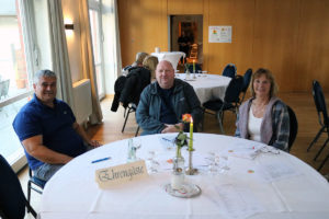 Tisch der Ehrengäste (v.r.n.l.): Inge Bubner, Ehrenvorsitzende des KTV, Jörg Henkel (Vizepräsident Olympischer Spitzensport SHTV), Himmet Kaysal (Vorsitzender KSV Steinburg)