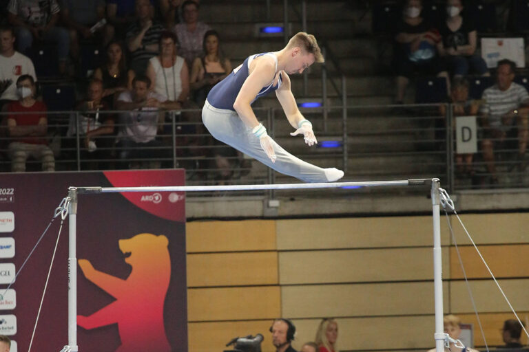 Lasse Gauch beim Markelov-Flugteil am Reck bei den deutschen Meisterschaften 2022 in Berlin