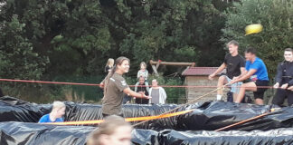 Wasserspiel bei Spiel ohne Grenzen hier das Slacklinespiel über dem Wassergraben.