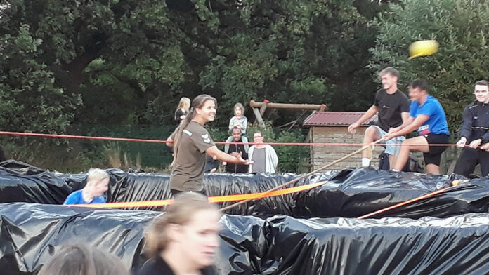 Wasserspiel bei Spiel ohne Grenzen hier das Slacklinespiel über dem Wassergraben.