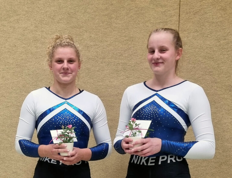 Lucy Stock (links) und Mieke Lux (PSV Eutin) wurden auf dem Kreisturntag 22 als deutsche Mehrkampfmeisterinnen geehrt.