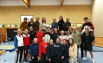 Obere Reihe von links nach rechts: Nicole (TSV Uetersen) Tina (Preetzer TSV) Ayleen (TSV Bargteheide) Julia (SV Friedrichsort) Jone (ATSV Stockelsdorf) Miriam (SC Gut Heil Neumünster) Tobias (TV Trappenkamp) Mittlere Reihe: Dagmar (Lehrgangsleitung) Josefine (TSV Bargteheide) Lena (SV Boostedt) Silke (Suchsdorfer SV) Simon (SV Boostedt) Jane (Oceans Crew Kiel) Malin (Halstenbeker Turnerschaft) Marleen (Ocean Crew Kiel) Paul (TSV Vorwärts Hademarschen) Wiebke (TV Trappenkamp) Steve (VfL Geesthacht) Joshua (SC Gut Heil Neumünster) Thore (TSV Kronshagen) Vordere Reihe: Finja (VfL Pinneberg) Evelyn (SV Friedrichsort) Frida (ATSV Stockelsdorf) Lydia (THW Kiel) Anna (THW Kiel) Lina (THW Kiel)