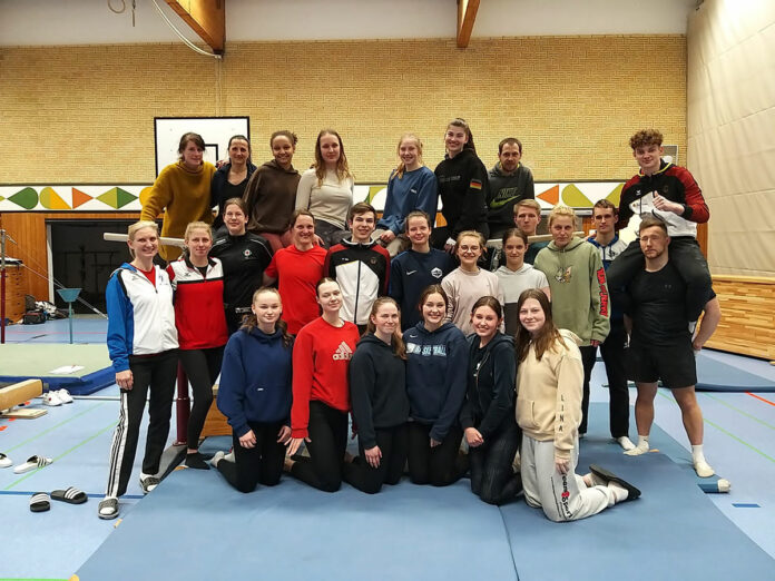 Obere Reihe von links nach rechts: Nicole (TSV Uetersen) Tina (Preetzer TSV) Ayleen (TSV Bargteheide) Julia (SV Friedrichsort) Jone (ATSV Stockelsdorf) Miriam (SC Gut Heil Neumünster) Tobias (TV Trappenkamp) Mittlere Reihe: Dagmar (Lehrgangsleitung) Josefine (TSV Bargteheide) Lena (SV Boostedt) Silke (Suchsdorfer SV) Simon (SV Boostedt) Jane (Oceans Crew Kiel) Malin (Halstenbeker Turnerschaft) Marleen (Ocean Crew Kiel) Paul (TSV Vorwärts Hademarschen) Wiebke (TV Trappenkamp) Steve (VfL Geesthacht) Joshua (SC Gut Heil Neumünster) Thore (TSV Kronshagen) Vordere Reihe: Finja (VfL Pinneberg) Evelyn (SV Friedrichsort) Frida (ATSV Stockelsdorf) Lydia (THW Kiel) Anna (THW Kiel) Lina (THW Kiel)