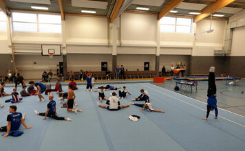 Friedrichsort sichert sich nach spannendem Finale Sieg in der Landesliga Liga 2023: gefüllte Bodenturnfläche bei der Erwärmung