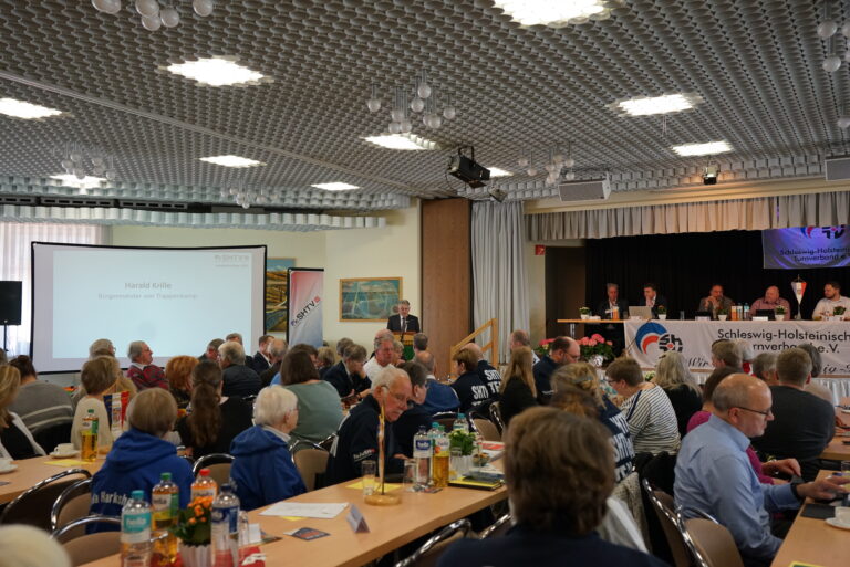 Der Landesturntag des Schleswig-Holsteinischen Turnverbandes wählt Hans-Jürgen Kütbach für vier weitere Jahre zum Präsidenten – Michael „Mike“ Lindner wird mit der Walter-Kolb-Plakette geehrt und zum Ehrenmitglied ernannt