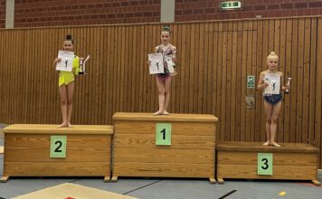 Saisonabschluss der RSG: Landesmeisterschaften der Kinderklassen und Landespokal Siegerehrung Rhytmischen Sportgymnastik mit Athletinnen auf Podest