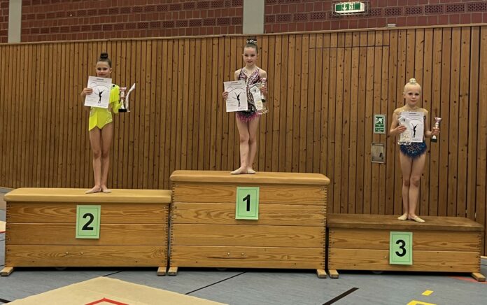 Siegerehrung Rhytmischen Sportgymnastik mit Athletinnen auf Podest