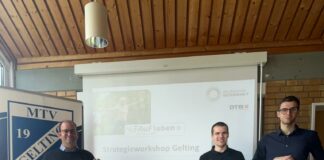 Bürgermeister von Gelting, 1. Vorsitzender vom MTV Gelting und AuF Berater mit AuF leben Banner beim Strrategieworkshop in den Räumlichkeiten des MTV Gelting