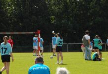 Faustballer und Faustballerinnen auf dem Sportplatz