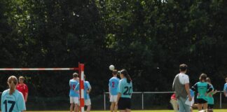 Faustballer und Faustballerinnen auf dem Sportplatz