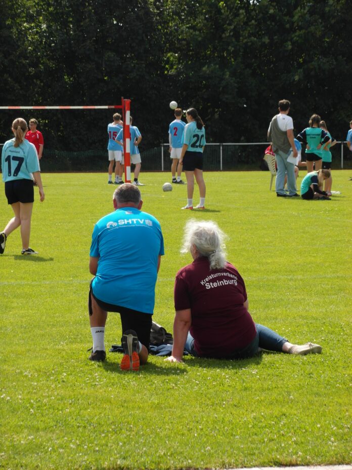 Faustballer und Faustballerinnen auf dem Sportplatz