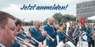 Plakat: Musiker mit Blasinstrumenten im öffentlichen Raum