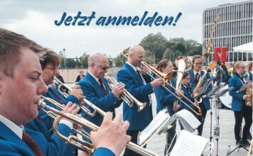 Plakat: Musiker mit Blasinstrumenten im öffentlichen Raum