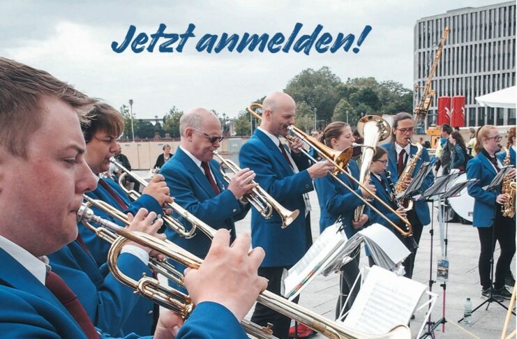 Plakat: Musiker mit Blasinstrumenten im öffentlichen Raum