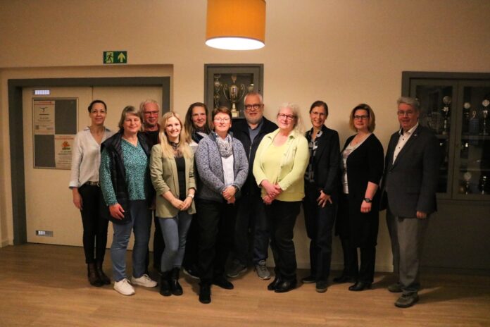 IMG_4884 Vorstand KTV Steinburg mit dem SHTV Präsidenten Vorstand (von Ulrike Voß fotografiert) v. l.: A. Fedder, U. Pump, H. Kolbow, A. Neumann, B. Jessen, K. Maas, H. Schomaker, M. Schümann, J. Rehse-Behling, Ch. Pump, H.-J. Kütbach (SHTV)