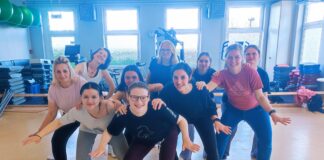 Teilnehmerinnen der Lizenzausbildung posieren im Tanzstudio
