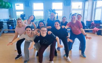 Teilnehmerinnen der Lizenzausbildung posieren im Tanzstudio