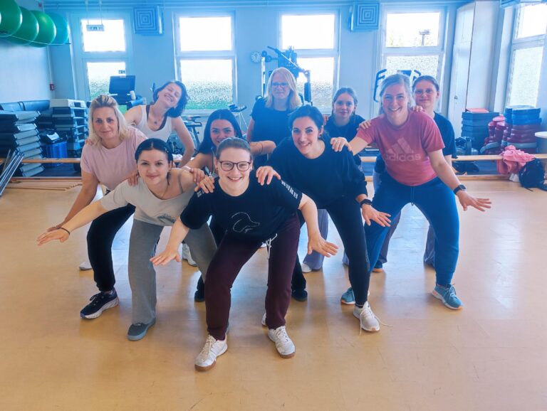 Teilnehmerinnen der Lizenzausbildung posieren im Tanzstudio