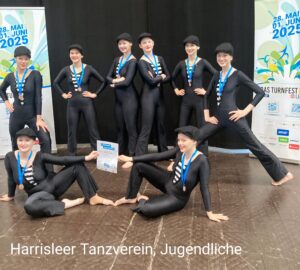 Gruppe junger Tänzer*innen vom Harrisleer Tanzverein mit Medaillen und einer Urkunde