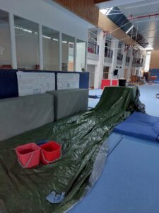 Der Sprungtisch ist mit einer großen Plane und Eimern abgedeckt.