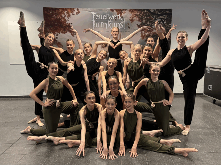 Turnerinnen posieren beim Feuerwerk der Turnkunst