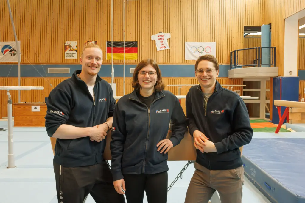 Gruppenbild von Kathrin Fudickar, Melvin Lucas und Arne Voßwinkel im Landesstützpunkt Kiel