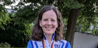 Marika nach ihrem Sieg mit Medaille
