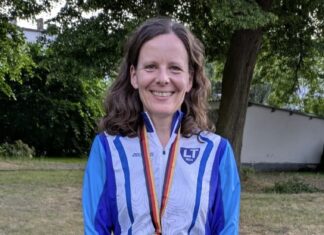 Marika nach ihrem Sieg mit Medaille