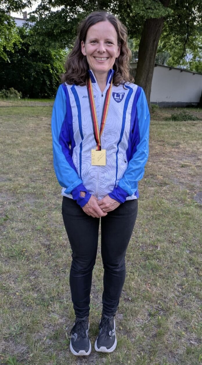 Marika nach ihrem Sieg mit Medaille