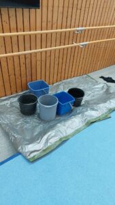 Regenwasser wird in Eimern aufgefangen