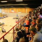 4745 sehr gut besuchte Tribüne