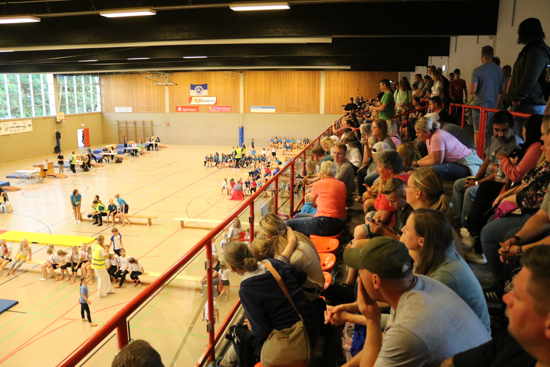 sehr gut besuchte Tribüne beim KKTF 2025 in Kellinghusen