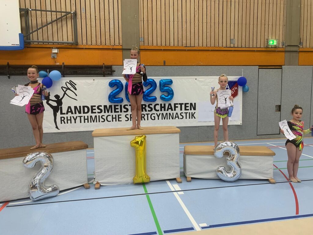 Siegerehrung bei einem Turnwettbewerb mit Podestplätzen und Teilnehmerinnen (AK 9), die Urkunden halten.