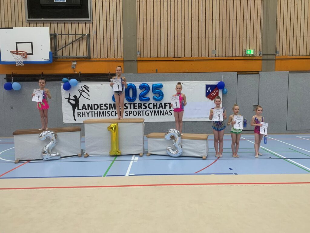 Siegerehrung bei einem Turnwettbewerb mit Podestplätzen und Teilnehmerinnen (AK 8-10), die Urkunden halten.