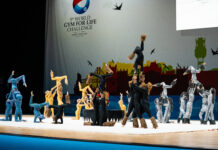 Akrobaten in bunten Kostümen zeigen eine Show auf der Bühne.