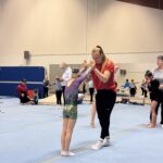 Trainerin Maja coacht ihre Turnerin Nike bei der Erwärmung