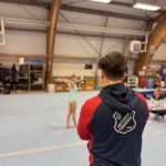 Trainer Sina hat seine Turnerinnen aus der Ferne im Blick