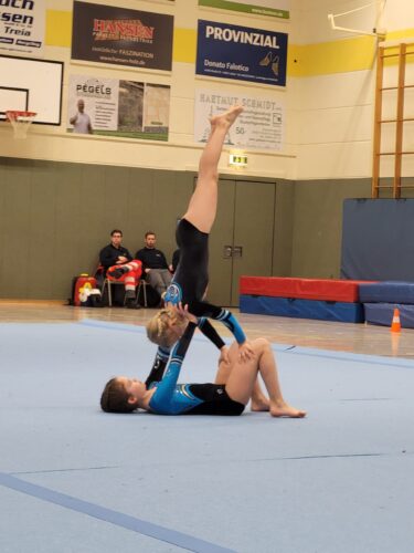 Turnerinnen in Turnhalle