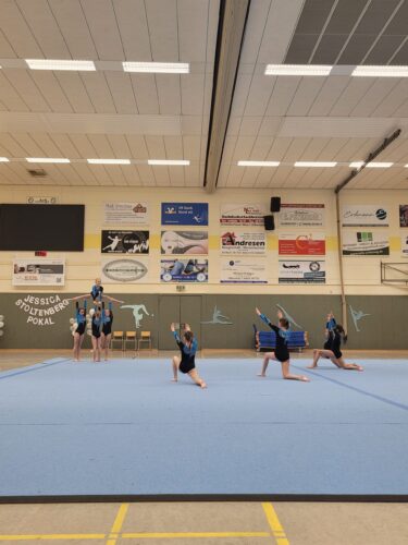 Turnerinnen in Turnhalle