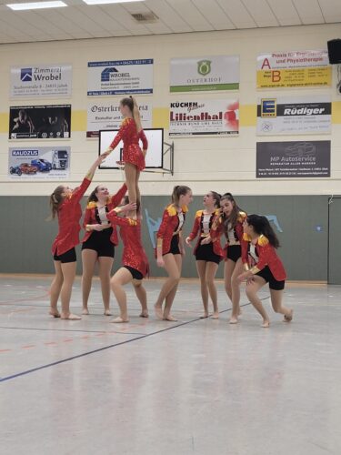 Turnerinnen in Turnhalle