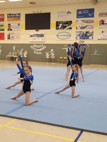 Turnerinnen in Turnhalle