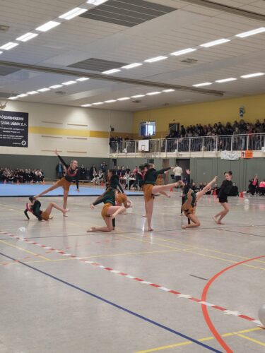 Turnerinnen in Turnhalle