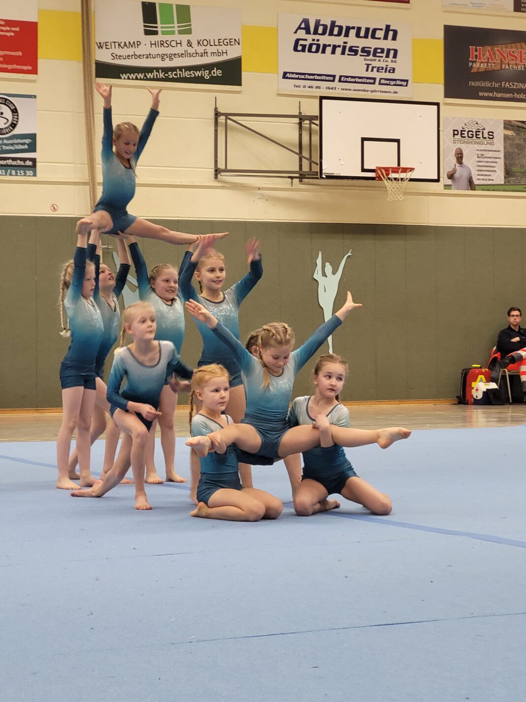 Turnerinnen in Turnhalle