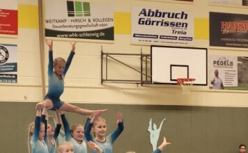 Turnerinnen in Turnhalle