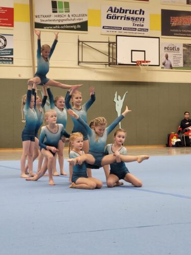 Turnerinnen in Turnhalle