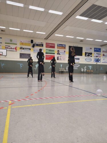 Turnerinnen in Turnhalle